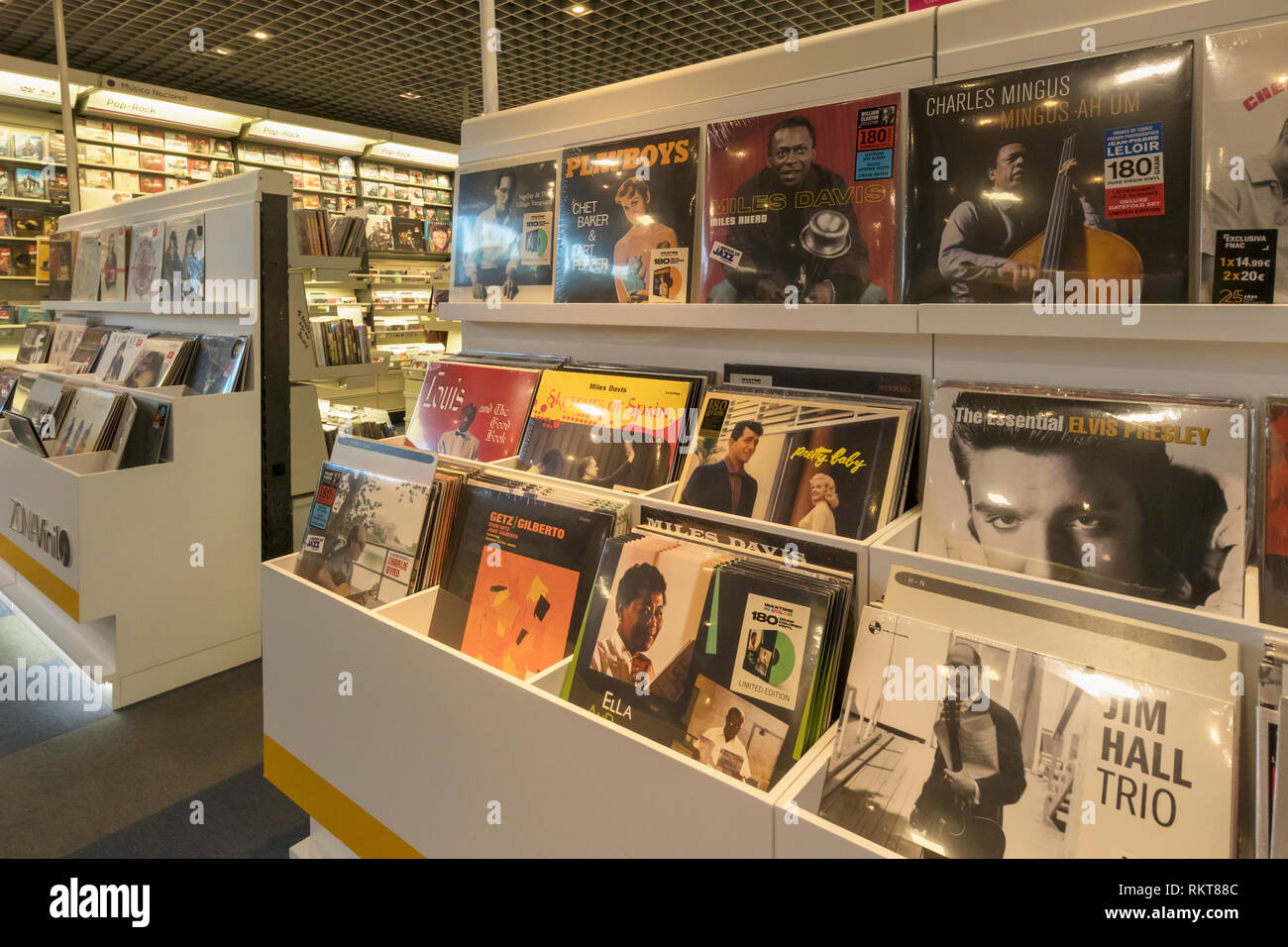Anzeige von Vinyl LP's, oder Langspielplatten in Fnac Store in La Canada Shopping Centre, Marbella, Costa del Sol, Provinz Malaga, Spanien. Vinyl rec Stockfoto