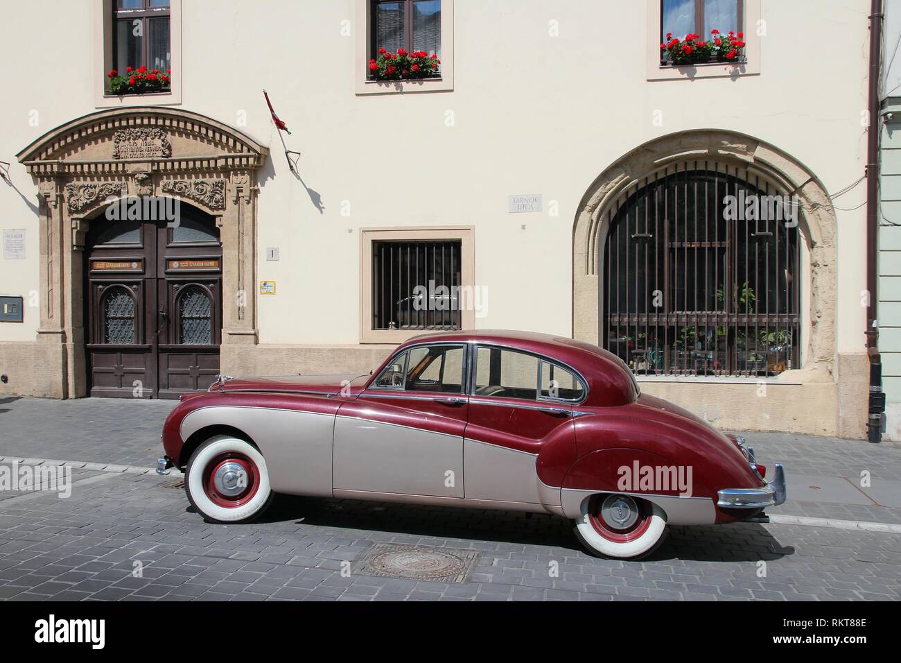 BUDAPEST, Ungarn - 20. JUNI 2014: Classic Jaguar Mark IX in Budapest geparkt. Es wurde 1959-1961 als großen Luxus Auto produziert. Stockfoto