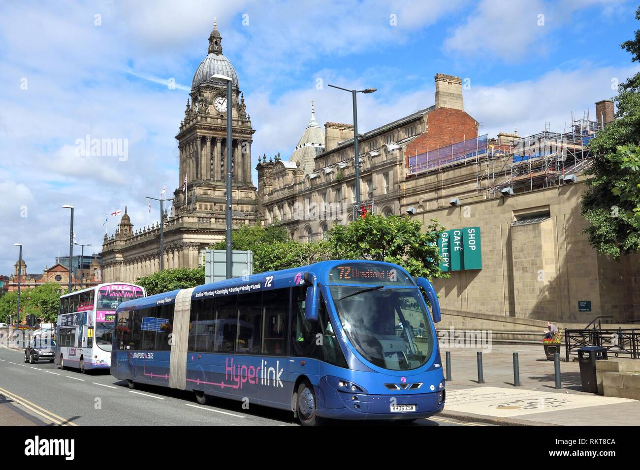 LEEDS, Großbritannien - 12 Juli, 2016: die Menschen fahren Hyperlink Bus und Bus im Zentrum von Leeds, Großbritannien. Leeds Stadtgebiet hat 1,78 Millionen Einwohner. Stockfoto