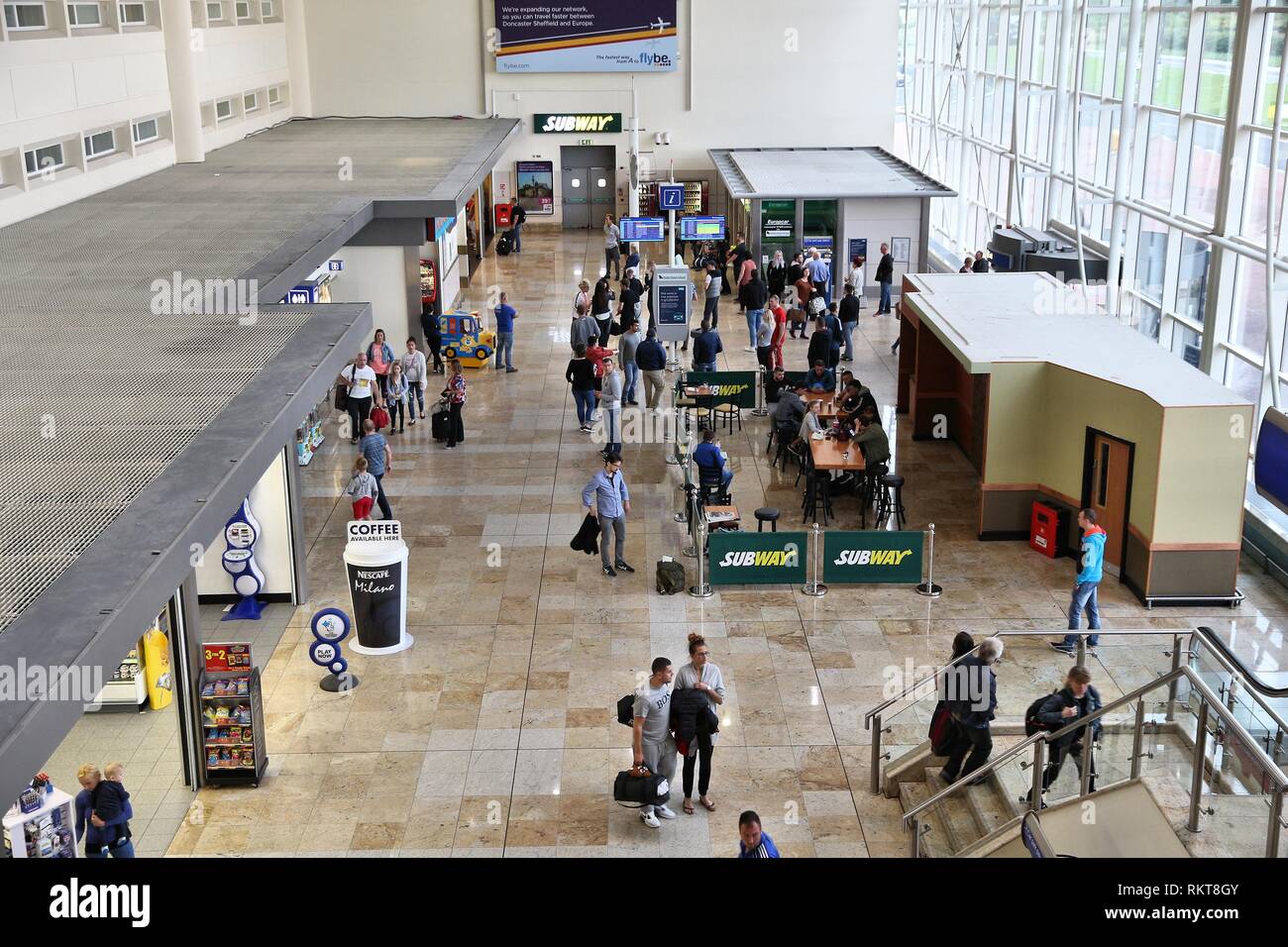 DONCASTER, Großbritannien - 12 Juli, 2016: Die Menschen warten auf Robin Hood Airport Doncaster Sheffield in Großbritannien. Der Flughafen 857,109 Passagiere im Jahr 2015. Stockfoto