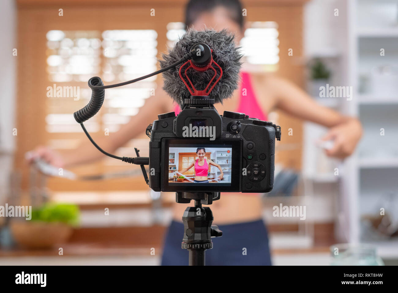 Oben an der Kamera schließen während asiatische Frau blogger Aufnahme ein Video Tutorial wie Gewicht zu verlieren und erhalten gesund. Einflussnehmer lifestyle Konzept Stockfoto