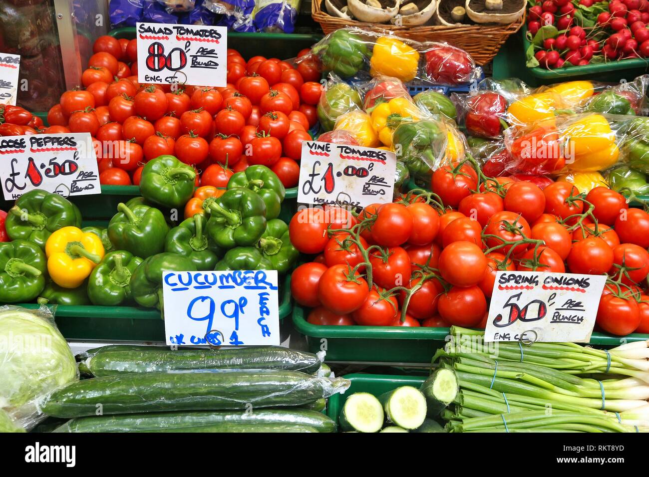 Tomaten und Gurken - Gemüse Einkaufen an einem Markt in Leeds, UK. Stockfoto