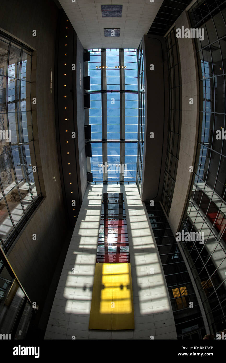 Kunstwerk "Schwarz Rot Gold" von Gerhard Richter in der westlichen Eingangshalle des Reichstagsgebäudes, Europa, Deutschland, Berlin. Stockfoto
