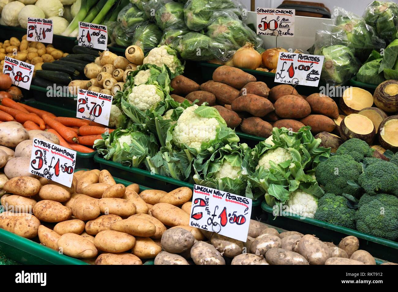 Blumenkohl und Kartoffeln - Gemüse Einkaufen an einem Markt in Leeds, UK. Stockfoto