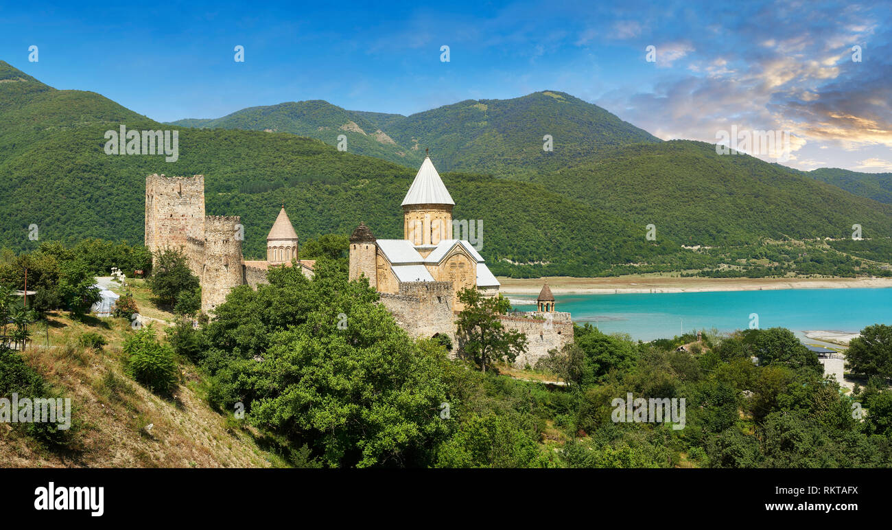 Bilder & Bilder der Ananuri Burganlage und Georgische Orthodoxe Kirchen, 17. Jahrhundert, Georgien (Land). Ananuri Schloss liegt neben Th Stockfoto