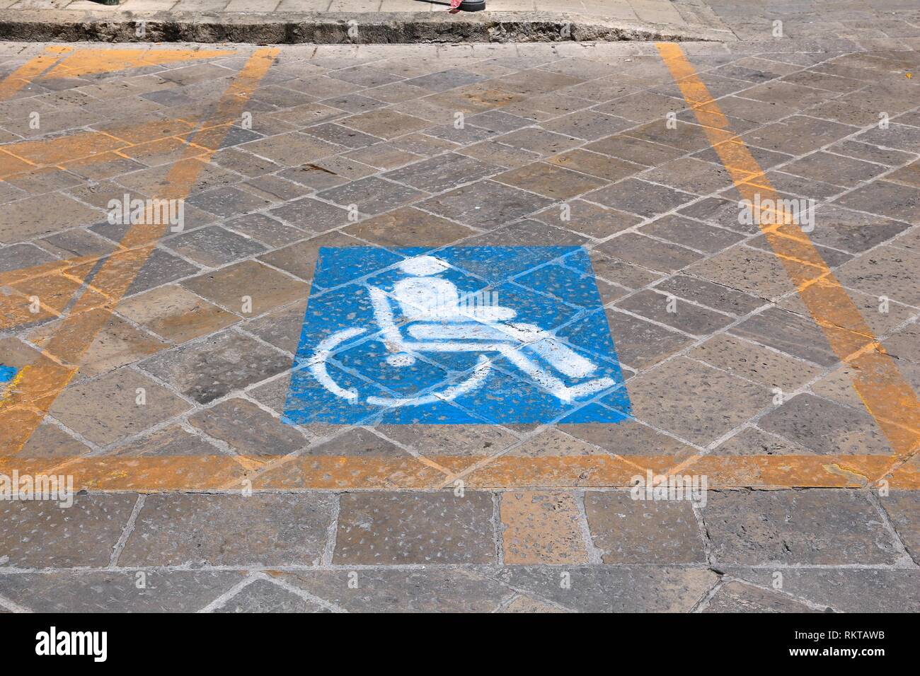 Behinderten Parkplatz - städtische Verkehrsinfrastruktur Fahrbahnmarkierungen in Italien. Stockfoto