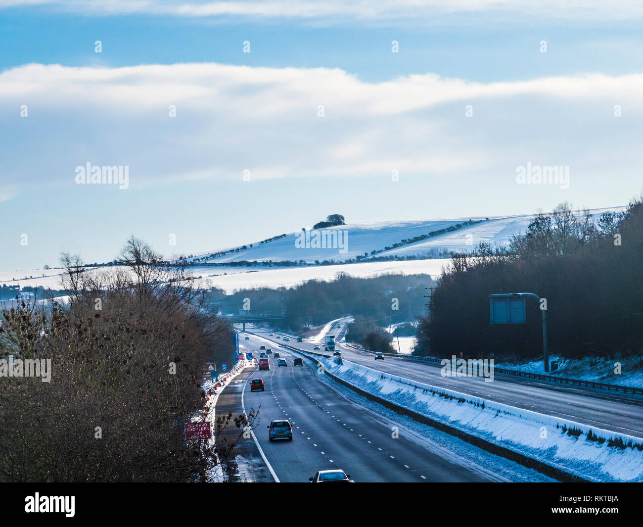 Der schneereiche Winter Tag entlang der M4 in Wiltshire. Stockfoto