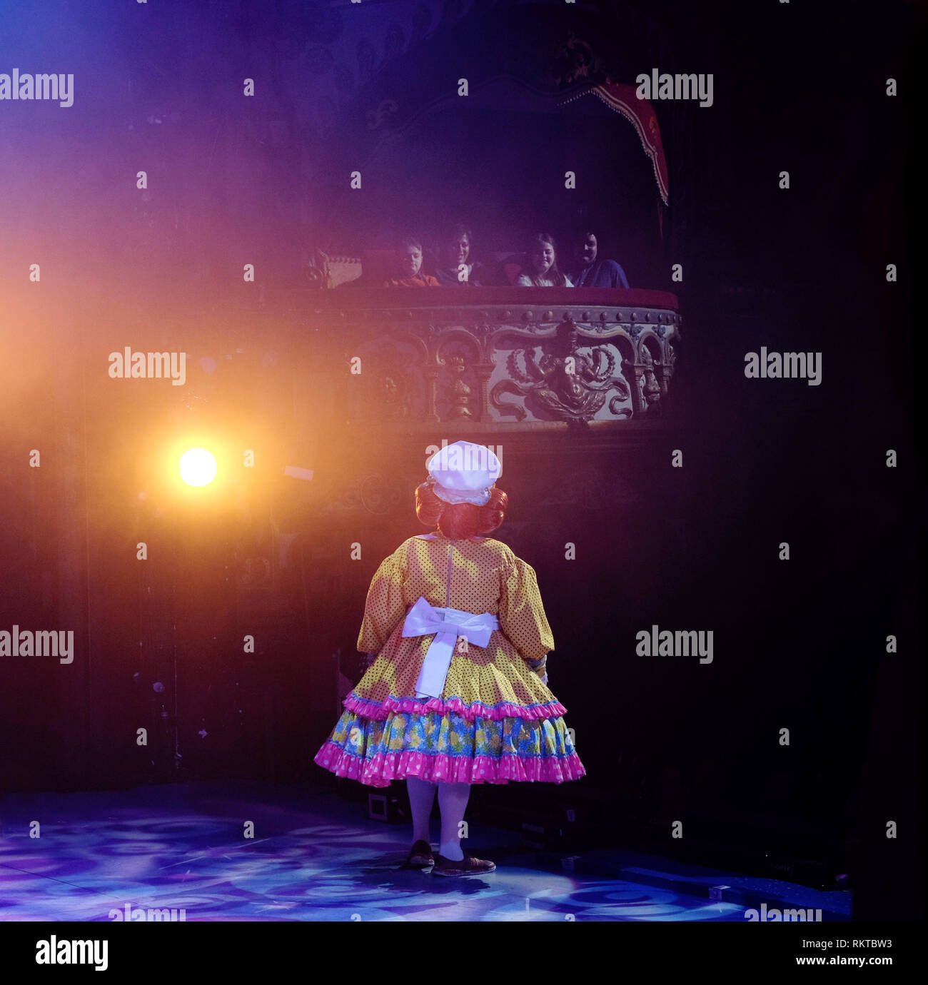 Pantomime Dame, Adressen Mitglieder 'May McFettridge' des Publikums in einer Box bei Belfast Grand Opera House. Stockfoto