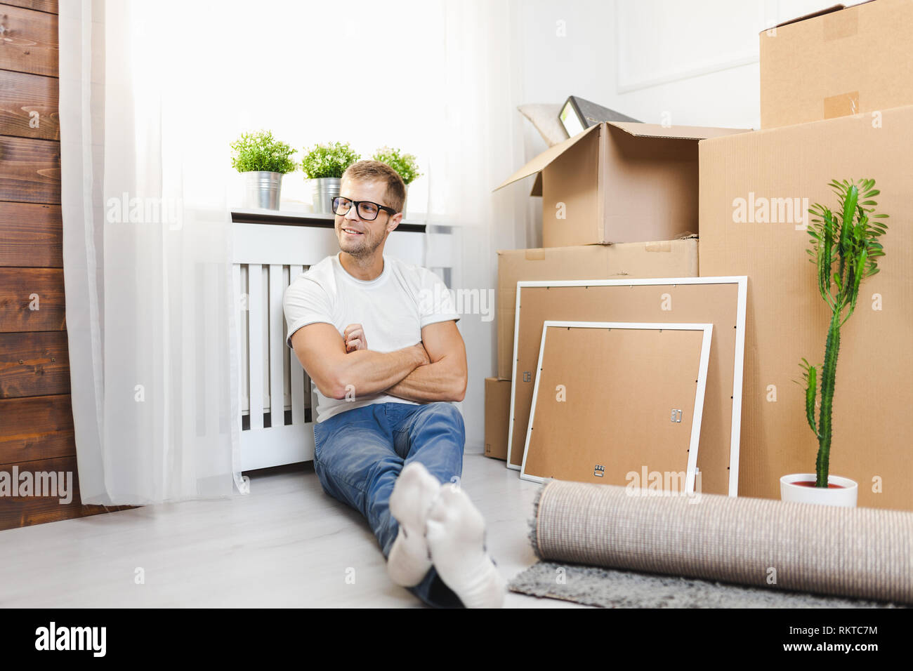 Hübscher junger Mann in seinem neuen Zuhause bewegen Stockfoto