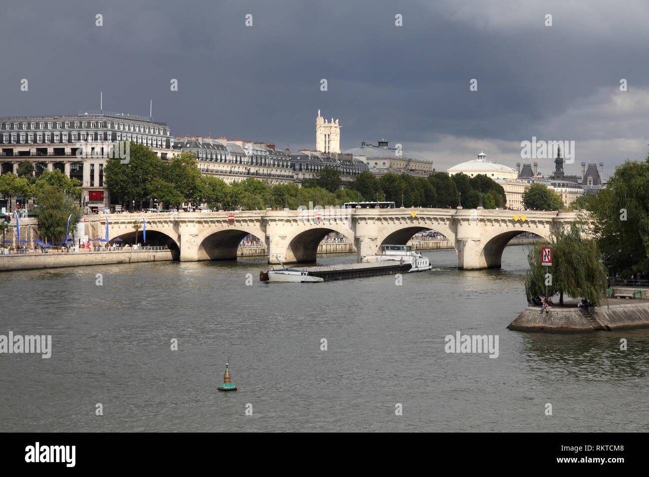 Paris, Frankreich - Stadtbild mit Seine und Pont Neuf Brücke. UNESCO-Weltkulturerbe. Stockfoto