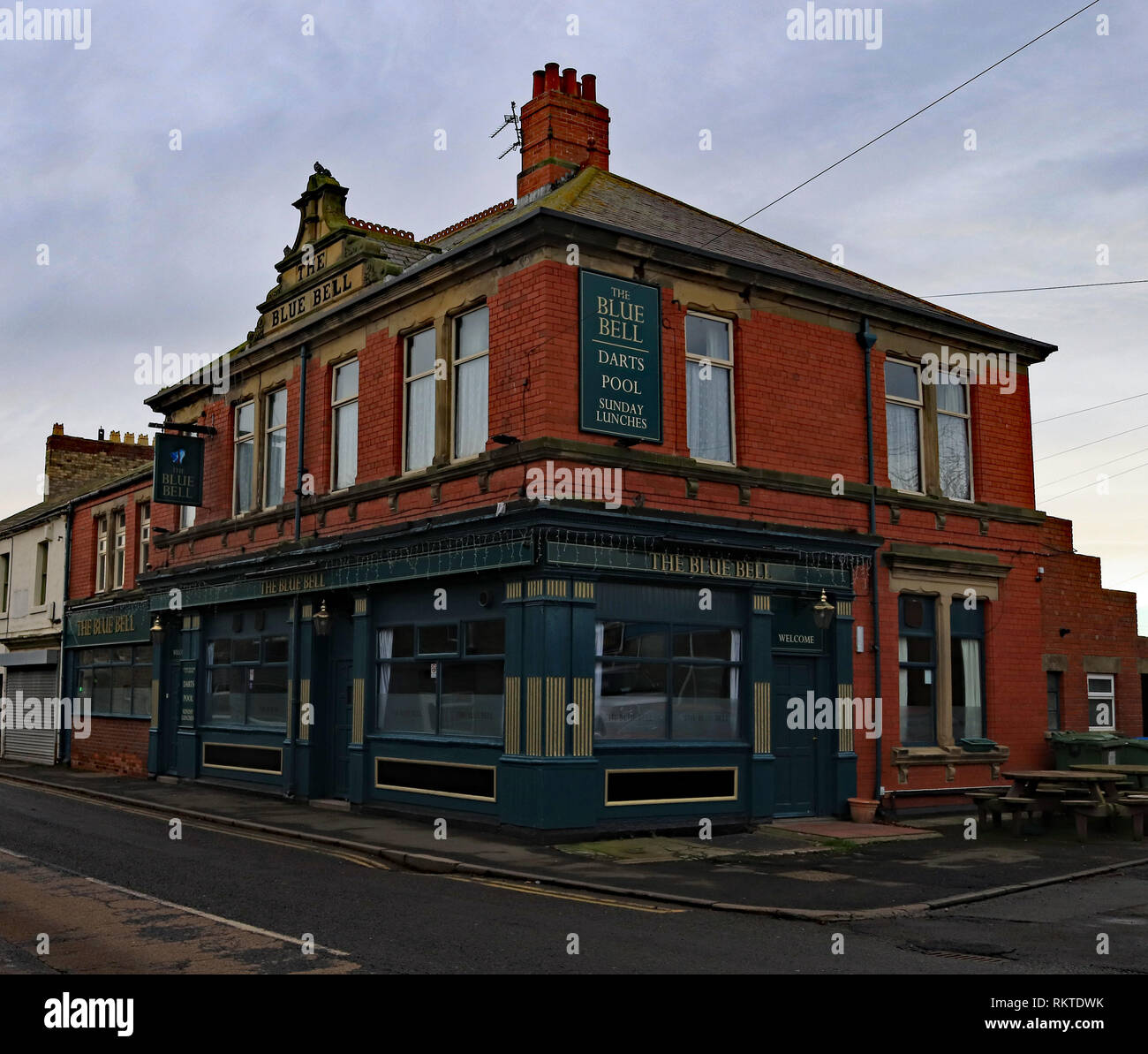 Cw6576 Die blaue Glocke pub Amble CW6576 Die blaue Glocke pub Schlendern Schlendern ist eine kleine Stadt an der nordöstlichen Küste von Northumberland in North East England Stockfoto