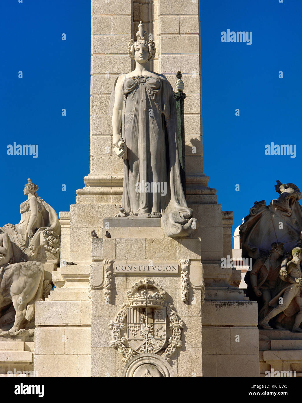 Spanien, Andalusien, Cadiz. Denkmal für 1812 Verfassung. Es wurde in 1912, entworfen von Architekt Modesto Lopez Otero (1885-1962) und Bildhauer Aniceto Marinas (1866-1953). Detail. Spanien Square. Stockfoto