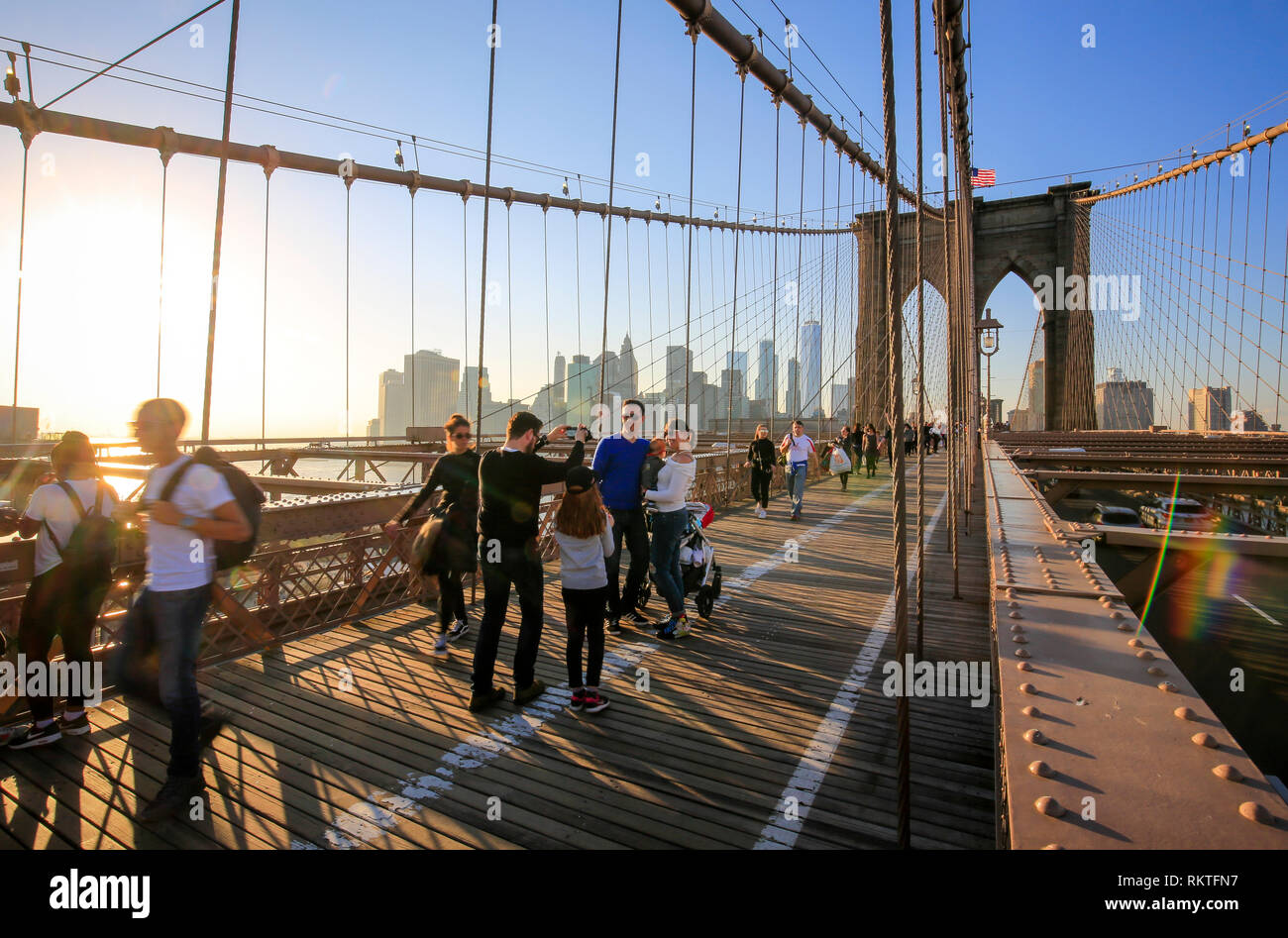 New York City, New York, Vereinigte Staaten von Amerika - Menschen auf der Brooklyn Bridge, Blick auf die Skyline von Manhattan mit Freedom Tower, USA. New York Ci Stockfoto