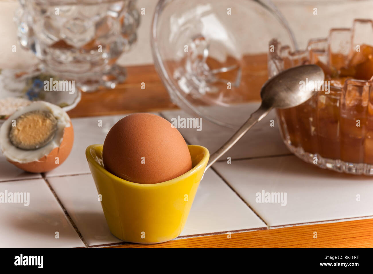 Gekochtes Ei im eierbecher zum Frühstück Stockfoto