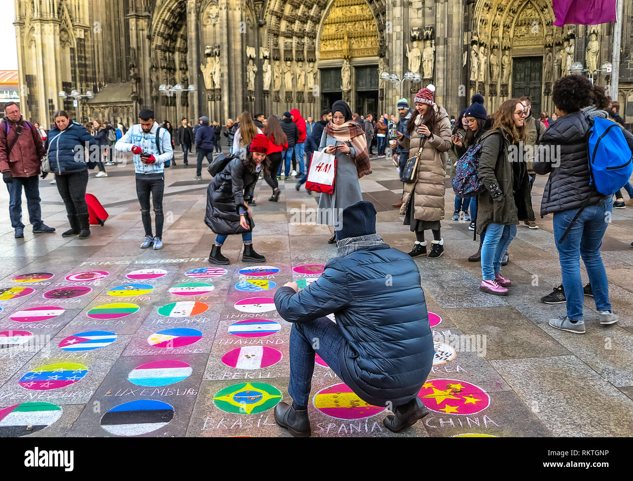Köln, Deutschland - Dezember 13, 2018: Straße Malerei vor dem Kölner Dom. Stockfoto
