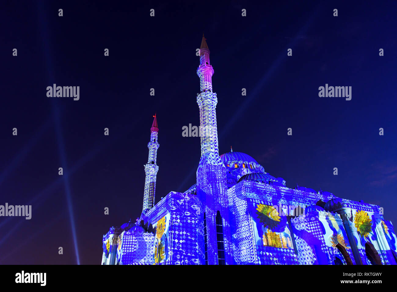 Beleuchtete Moschee in Sharjah, VAE, während Licht Festival Stockfoto