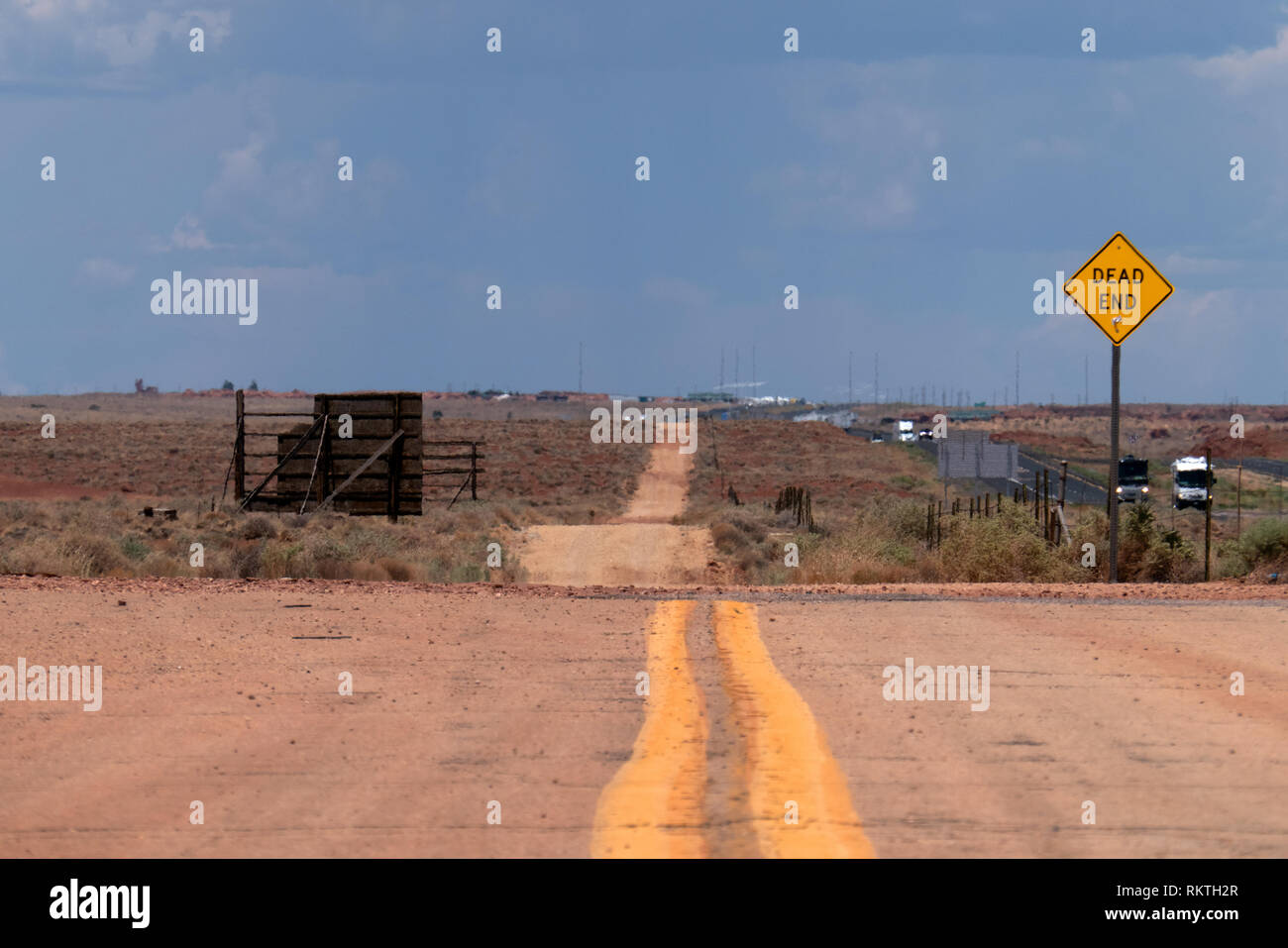 Dead End unbefestigte Straße mit dem Schild in der Nähe der Interstate 40 (I-40) US-Highway in Meteor City, Arizona, Vereinigte Staaten von Amerika. Ansicht der amerikanischen Wüste Landschaft Stockfoto