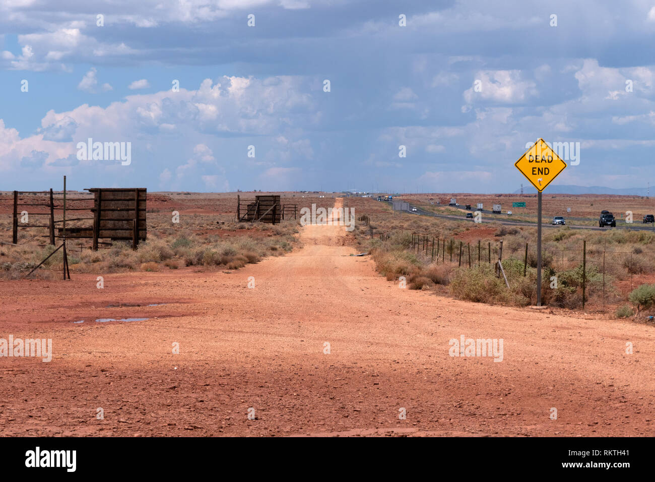 Dead End unbefestigte Straße mit dem Schild in der Nähe der Interstate 40 (I-40) US-Highway in Meteor City, Arizona, Vereinigte Staaten von Amerika. Ansicht der amerikanischen Wüste Landschaft Stockfoto