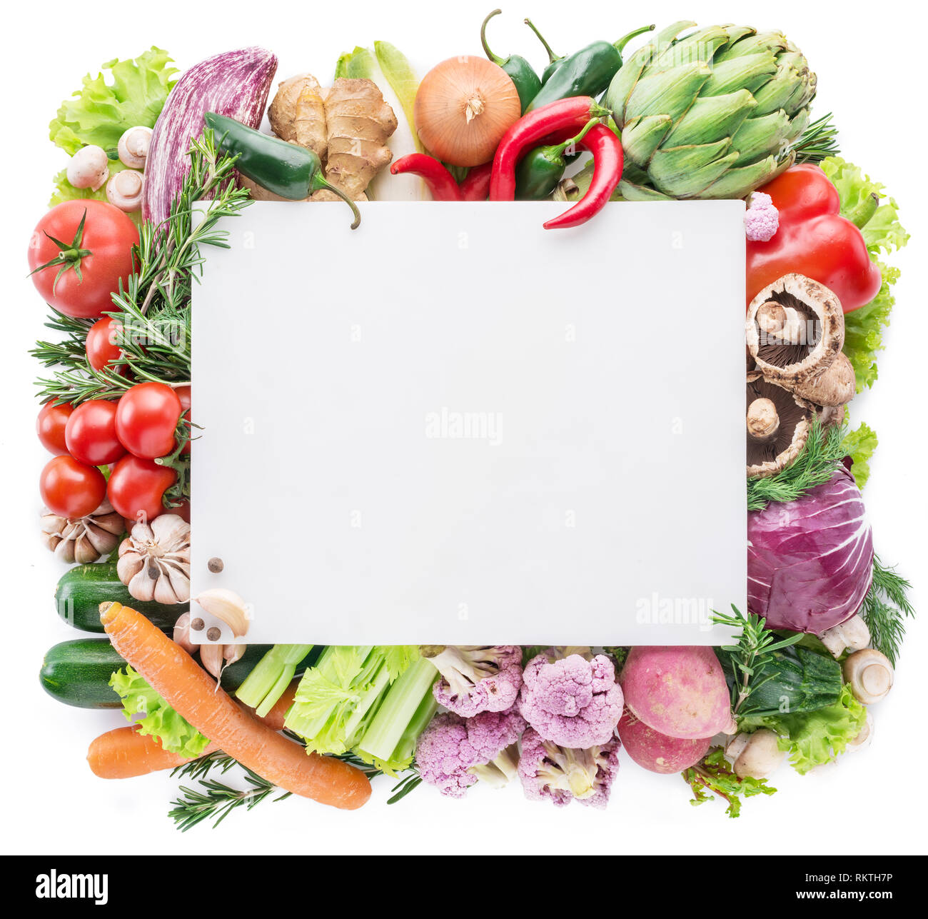 Verschiedene bunte Gemüse als Rahmen auf weißem Hintergrund angeordnet. Freier Platz für Ihren Text. Stockfoto