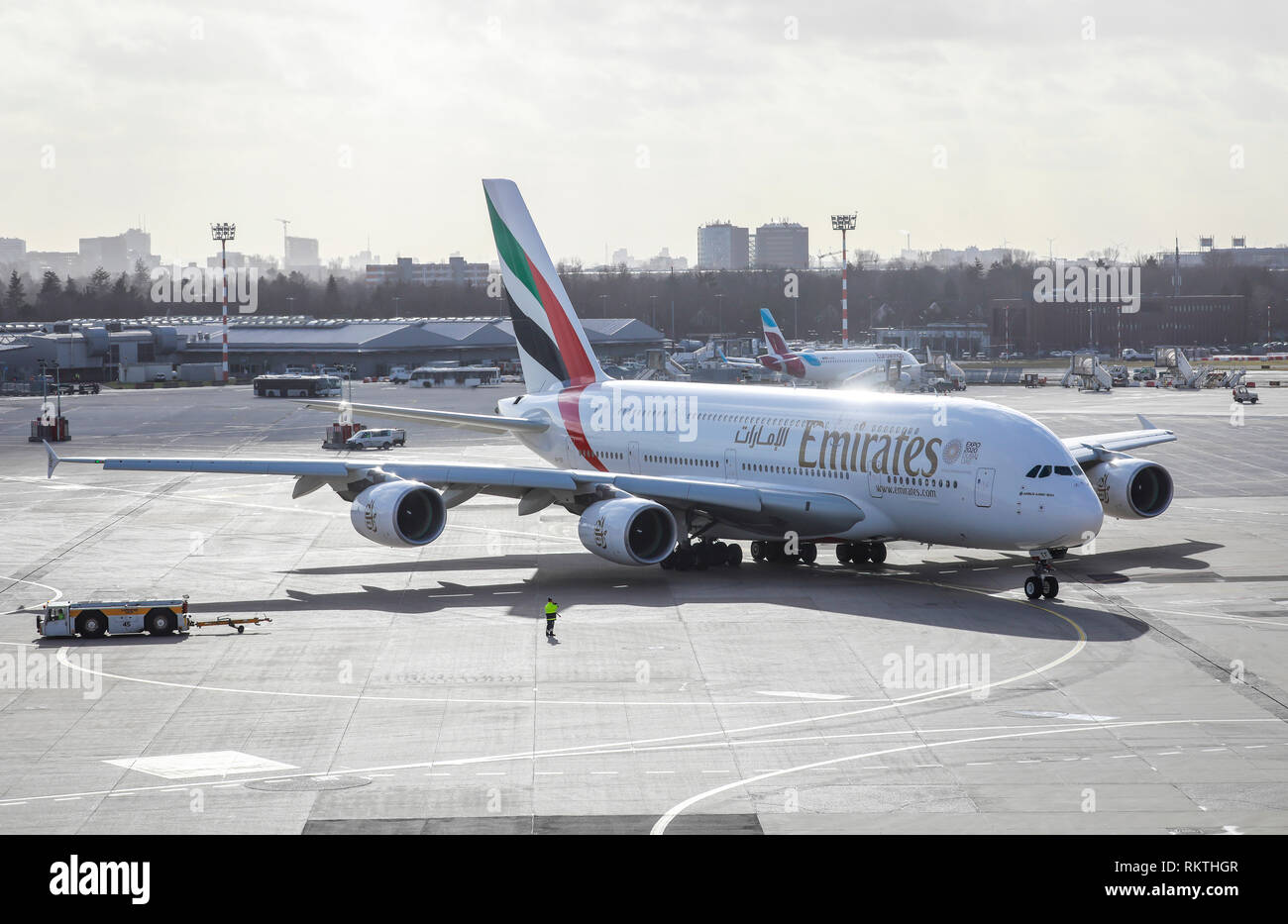 Düsseldorf, Nordrhein-Westfalen, Deutschland - Emirates Airbus A380-800-Flugzeuge, die auf dem Weg zur Startbahn, Flughafen Düsseldorf International DUS-Du Stockfoto