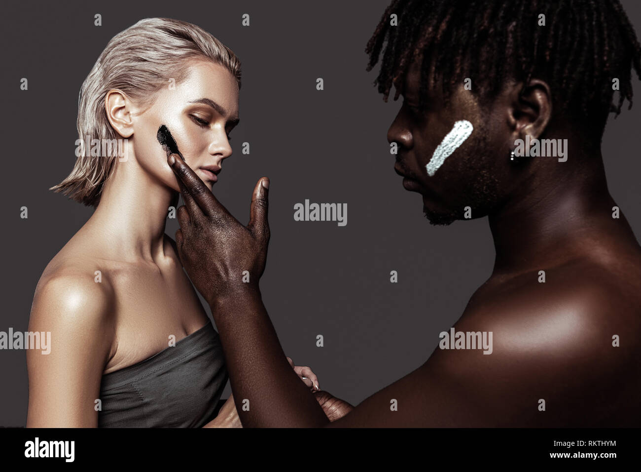 Afrikaner - Mann, einige schwarze Clay Mask auf Frau Stockfoto