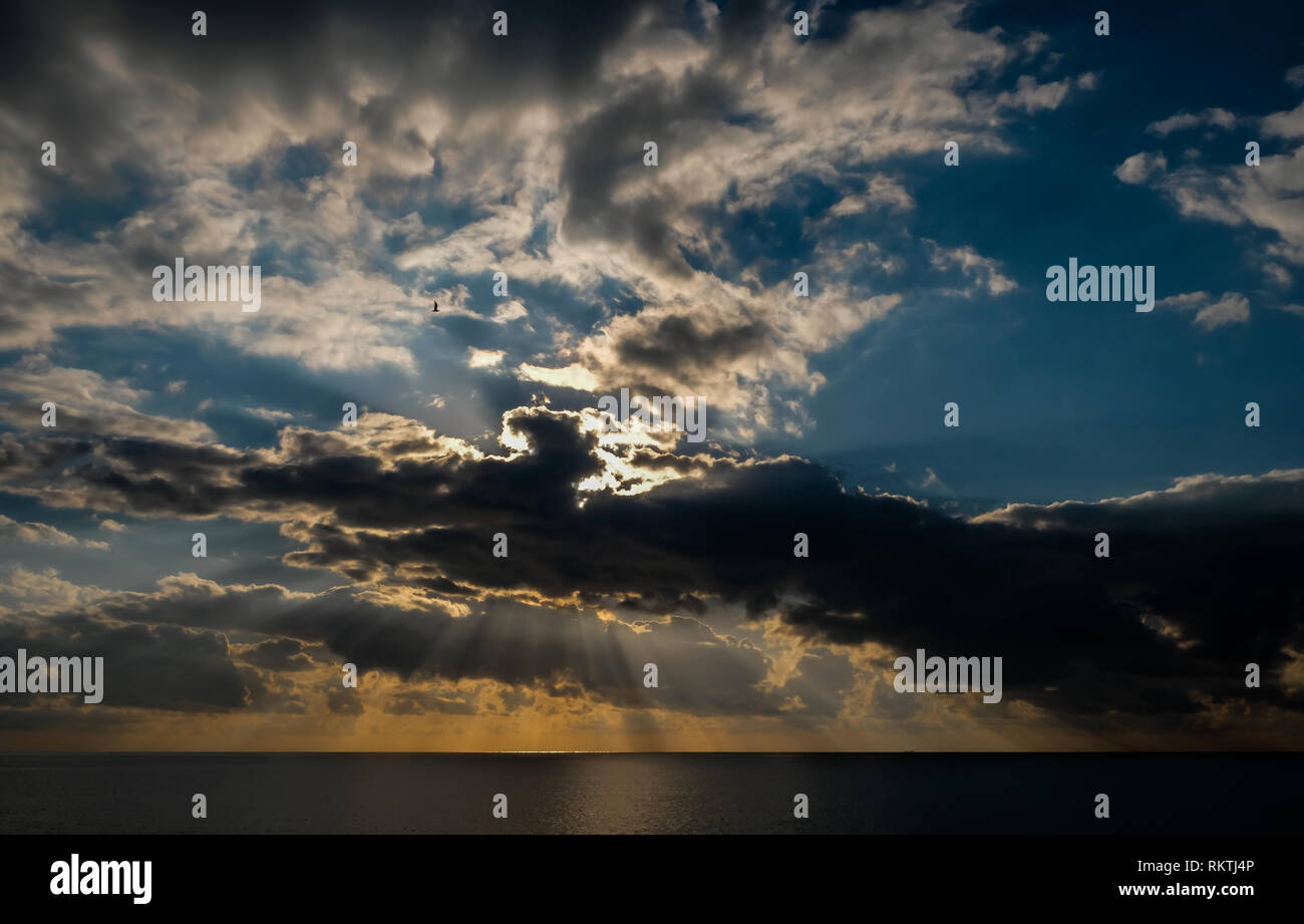 Sonnenuntergang in den Wolken Stockfoto