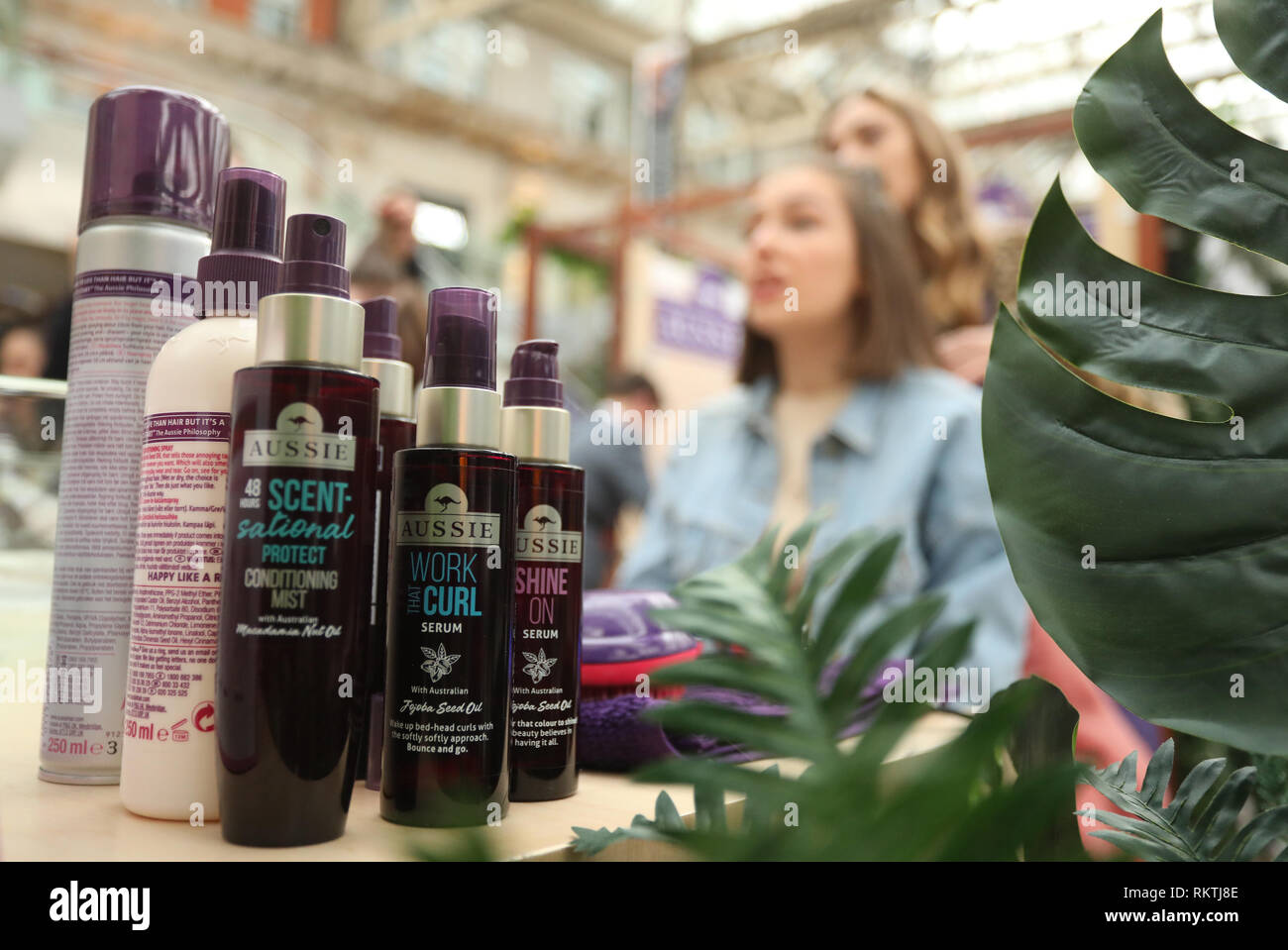 Der australische Pop-up bei Waterloo Station, London ausgeht, während die Produkteinführung ihrer größten Kampagne "großes Haar Obwohl'. PRESS ASSOCIATION. Bild Datum: Dienstag, 12. Februar 2019. Photo Credit: Isabel Infantes/PA-Kabel Stockfoto