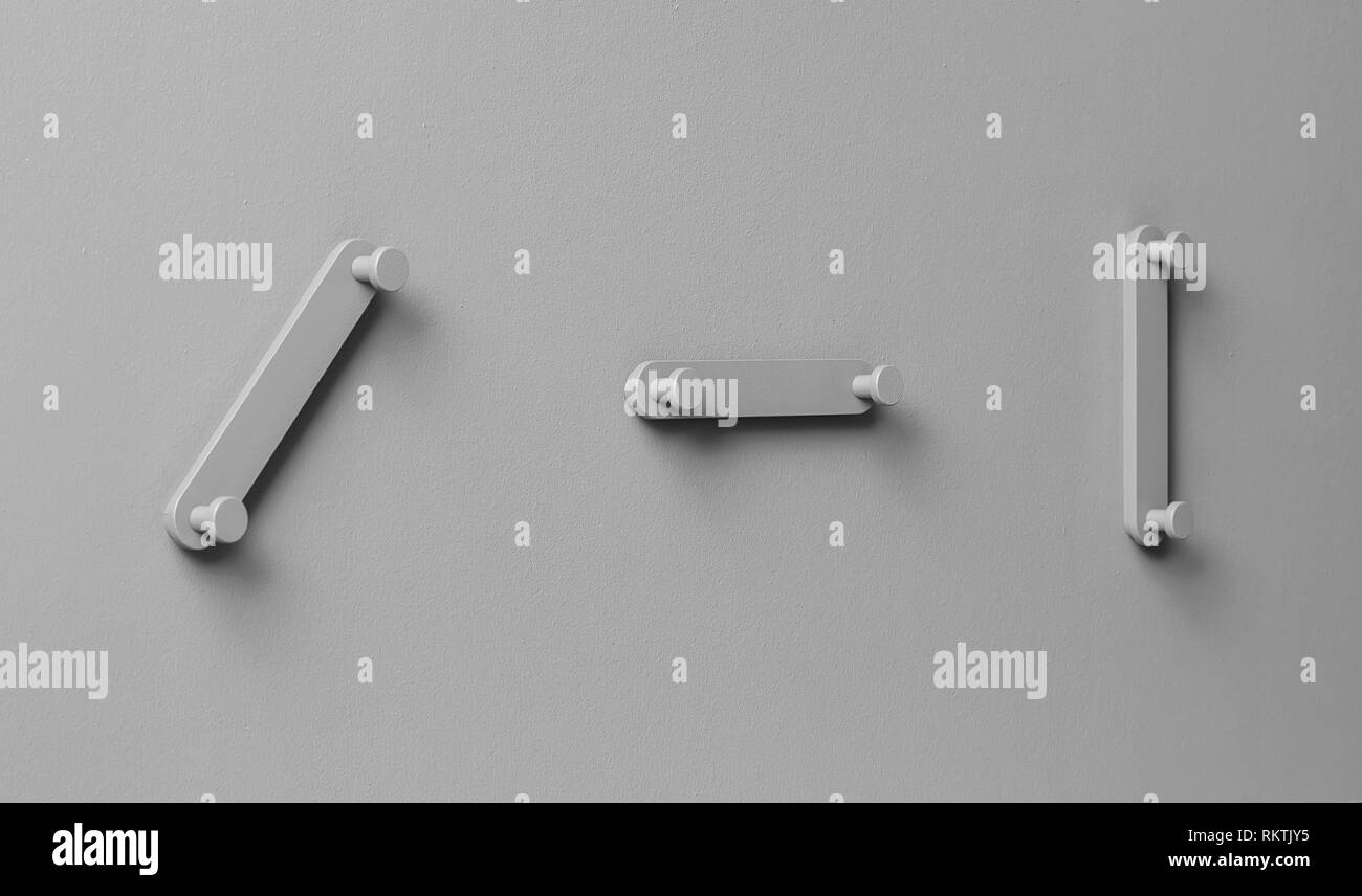 Fancy grau Metall Aufhänger auf texturierte Wand im Studio Stockfoto