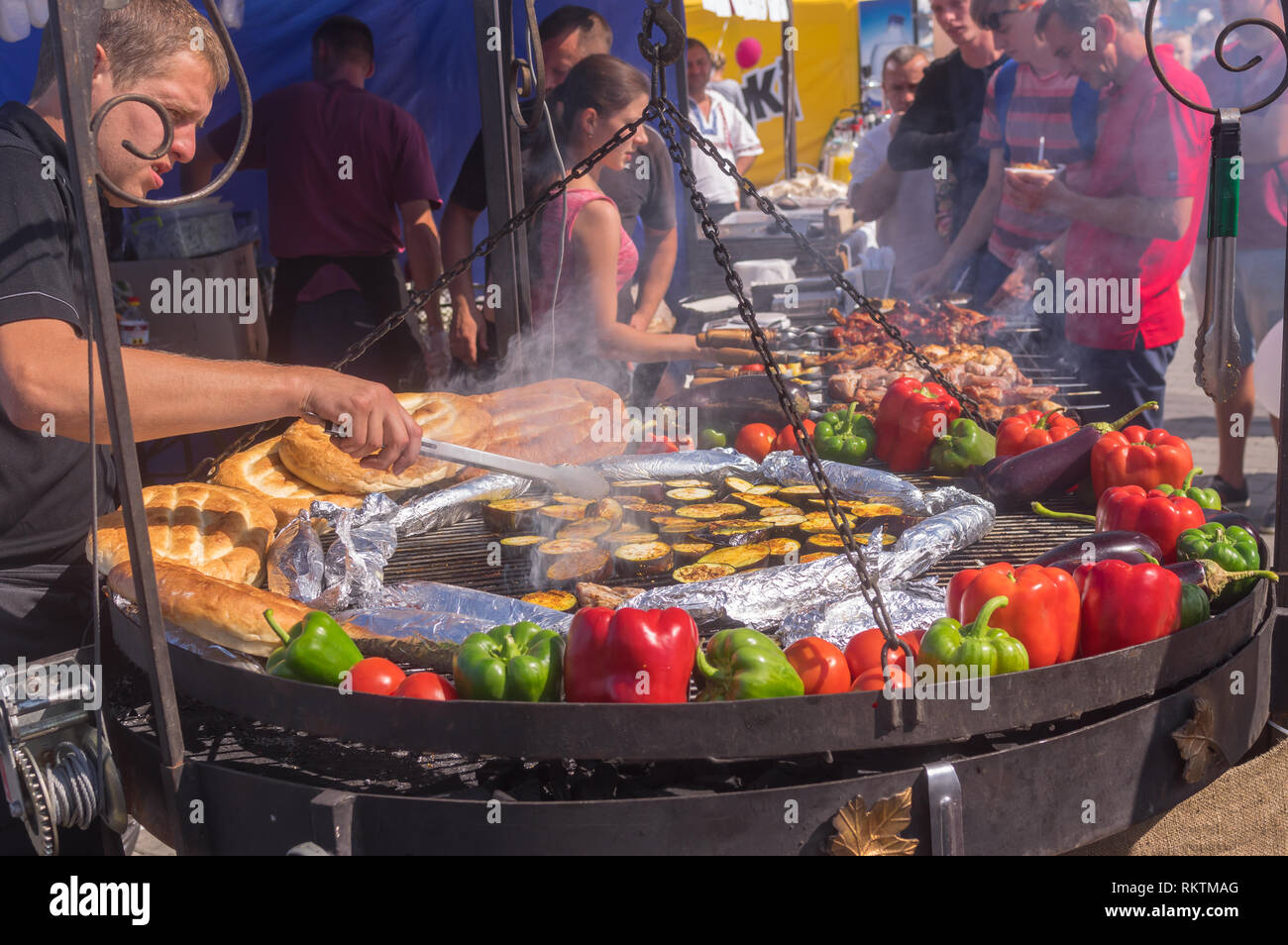 Dnipro, Ukraine - September 09, 2017: Mann kochen Ei - Pflanzen als Street Food auf einem Dripro river Embankment während Stadt Tag lokale Aktivität Stockfoto