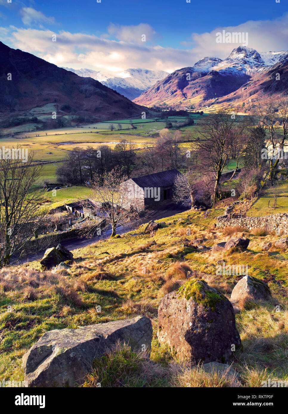 Ein erhöhter Winter Blick auf die Langdale Valley im englischen Lake District. Stockfoto
