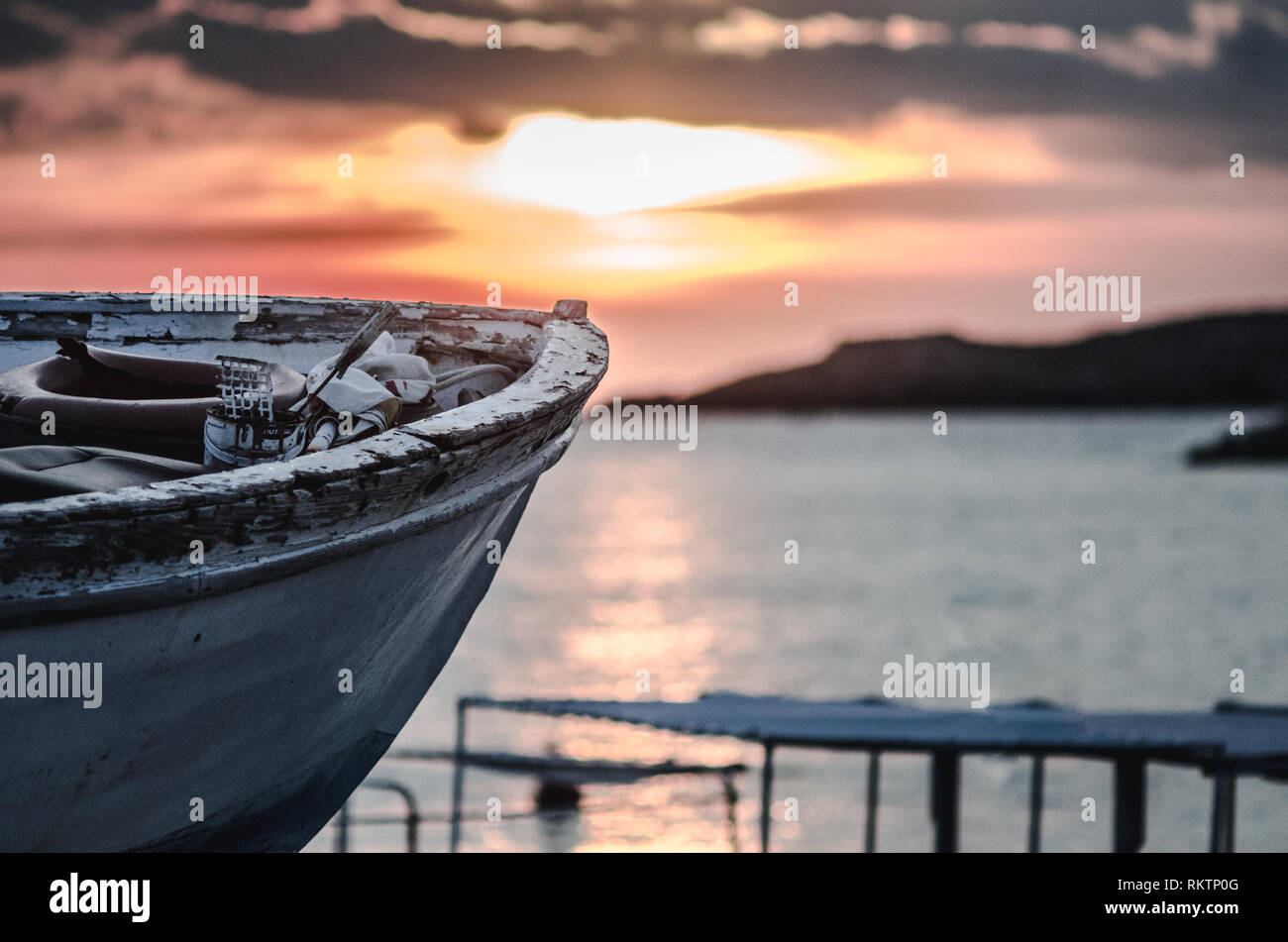 Altes Fischerboot auf Sonnenuntergang mit Farbe, knusprig und Links verrotten Stockfoto