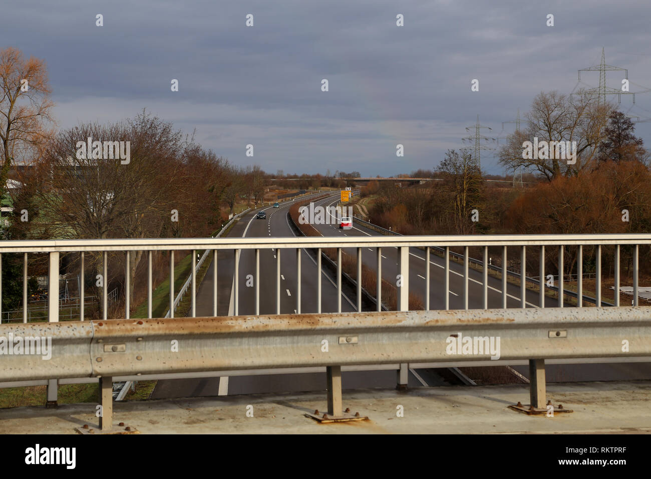 Blick auf den deutschen Autobahnen von der Brücke. Stockfoto
