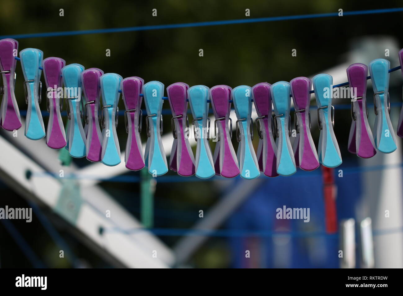 Nahaufnahme eines farbigen Wäscheklammern auf einer Wäscheleine Stockfoto