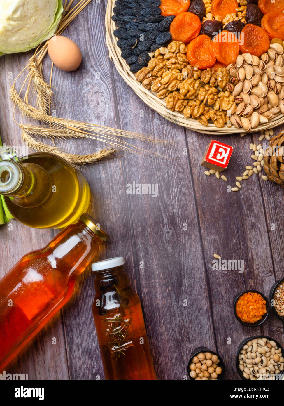 Lebensmittel, die reich an Vitamin E wie kalt gepresste pflanzliche Öle, getrockneten Aprikosen, Weizen, Nüsse, Weizen, Rosine, Sellerie, Bohnen, Ei, Kohl Stockfoto