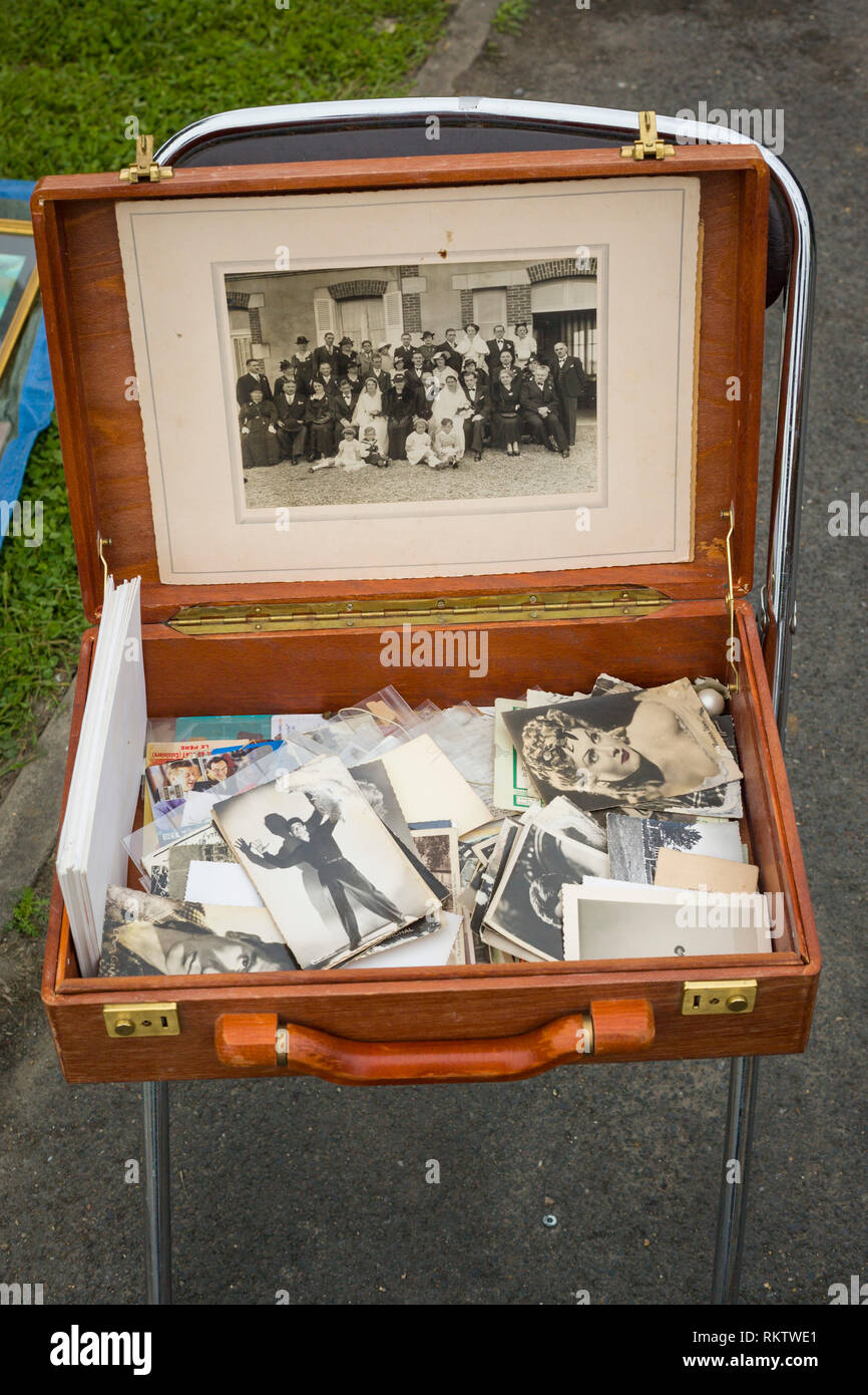 Eine suitacase voll von alten Fotografien zu einem Verkauf in La Riviere St. Sauveur in der Nähe von Honfleur, Normandie, Frankreich. Stockfoto
