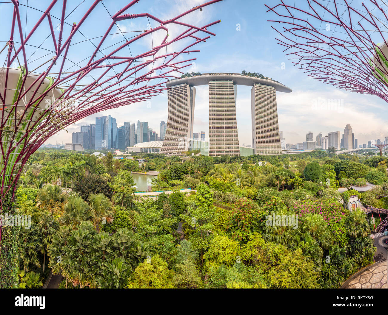 Blick vom Supertree Grove über die Gardens by the Bay, Singapur Stockfoto