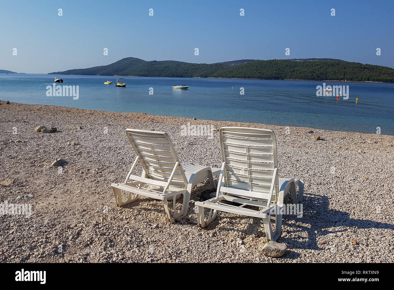 Adria/schönen kroatischen Strand mit Sonnenliegen. Stockfoto