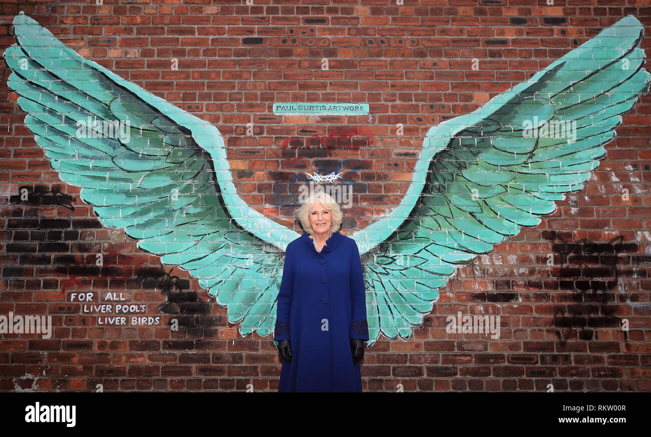 Die Herzogin von Cornwall steht zwischen den Flügeln der Künstler Paul Curtis' Wandbild für alle Liverpool Leber Vögel, in Liverpools Ostsee Dreieck berechtigt. Stockfoto