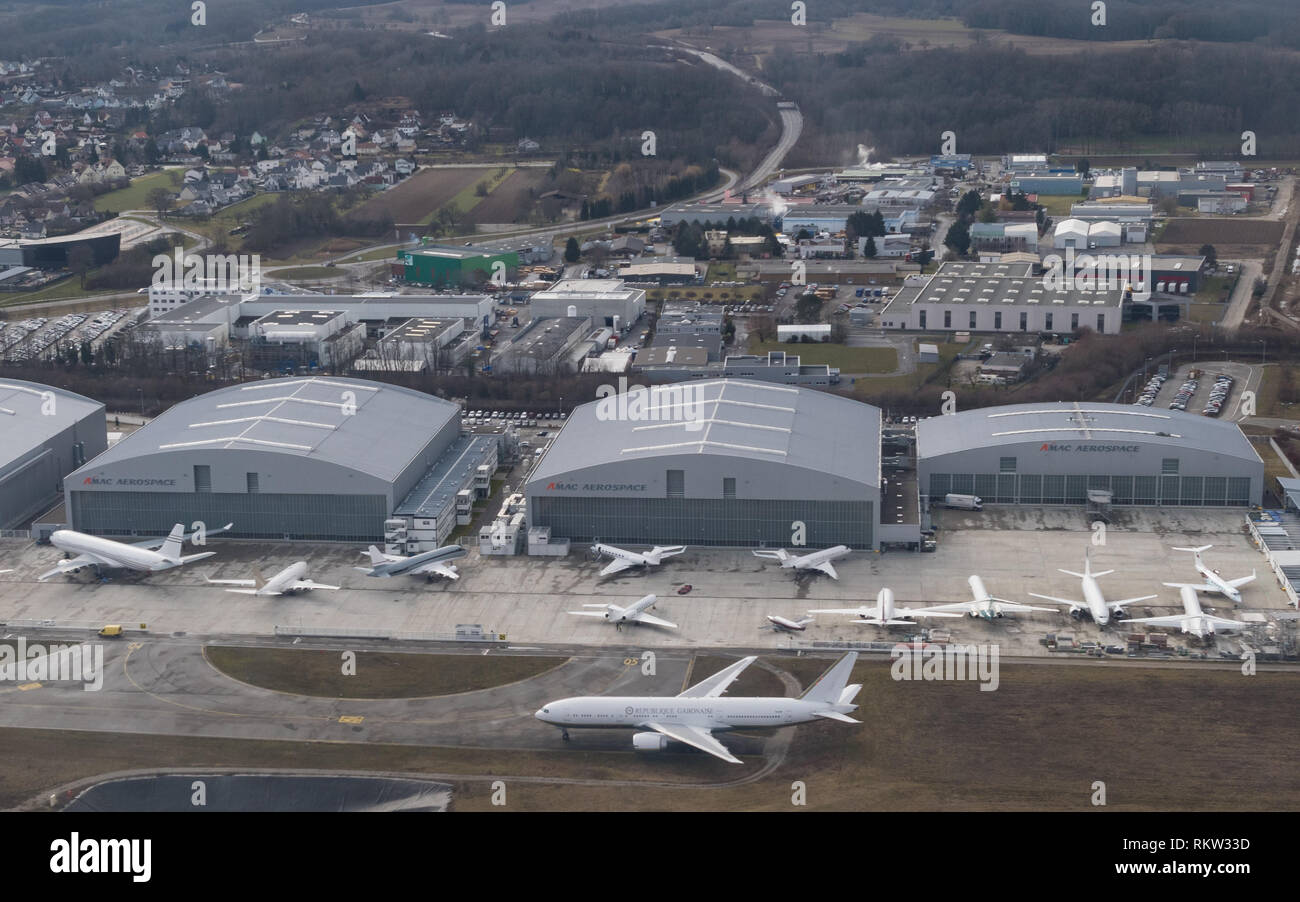 AMAC Aerospace am EuroAirport Basel Mulhouse Freiburg, Saint-Louis, Frankreich, einschließlich des gabunischen Präsidenten Boeing 777-200im Vordergrund. Stockfoto