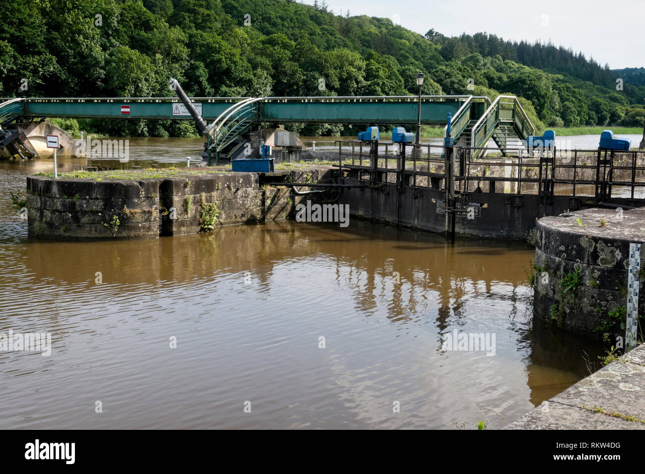 Port Launay auf dem Kanal Nante Brest in der Bretagne die erste Sperre östlich von Brest. Stockfoto