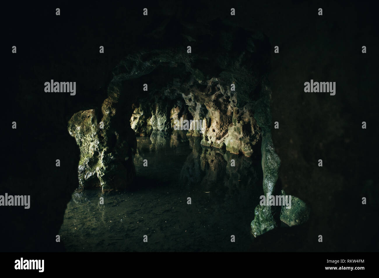 Innenansicht eines natürlichen unterirdischen Höhle mit Wasser Wasser in der Stadt Sintra in Portugal. Stockfoto