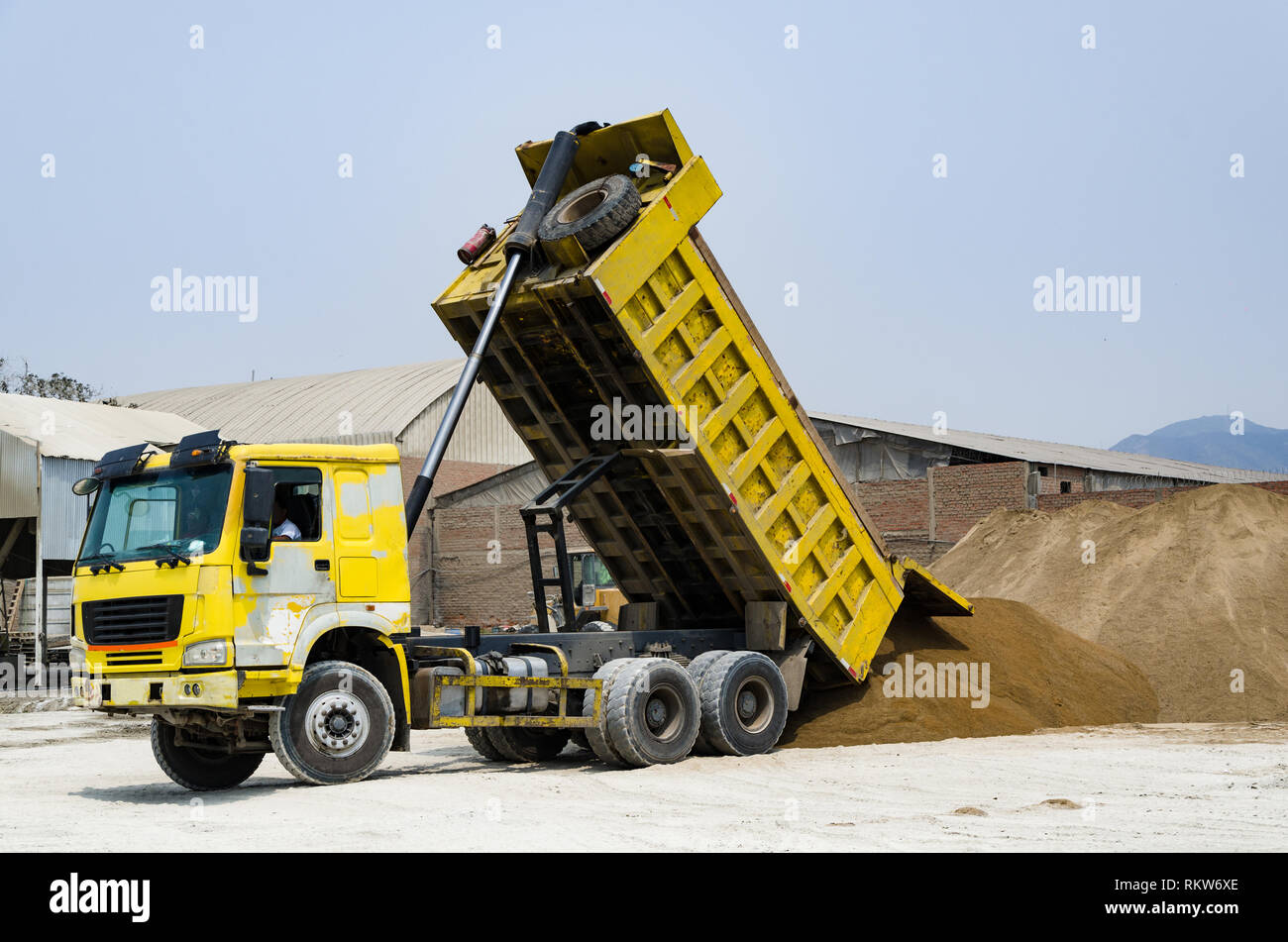 Zehn yard Dump Truck eine Last von Schmutz für ein Projekt an einer neuen kommerziellen Entwicklung Konstruktion Projekt Stockfoto