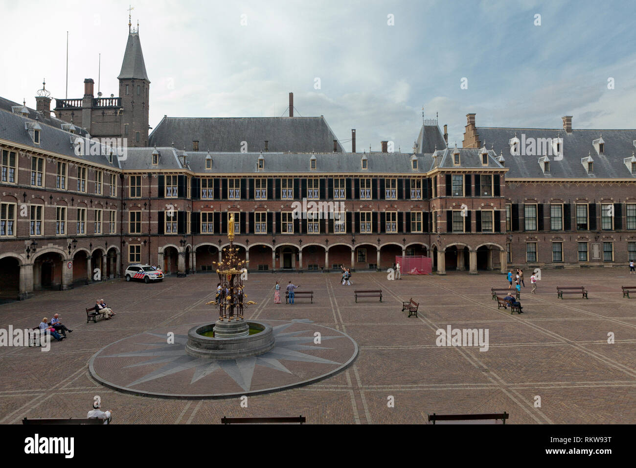 Hauptplatz (Binnenhof) mit historischen Parlamentsgebäude und Haus der Vertreter der Niederlande in Den Haag Stockfoto