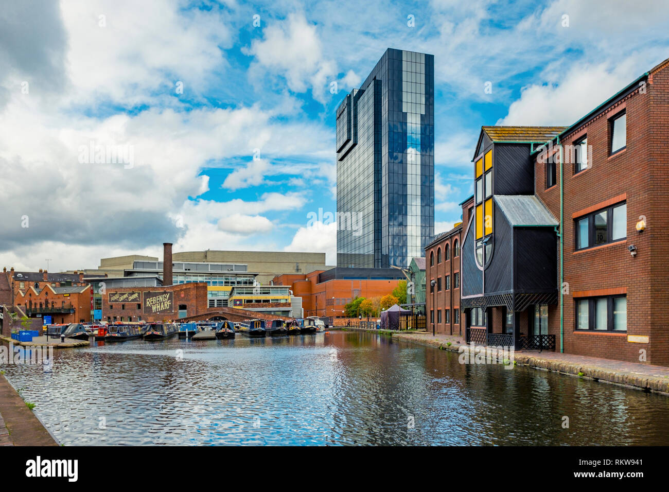 Das Hyatt Regency Towers über Regency Wharf und Gas Street Basin in Central Birmingham. Stockfoto