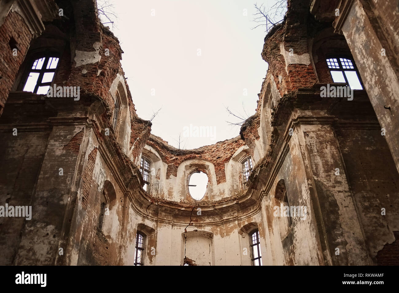 Ruinen einer alten verfallenen Kirche. aus rotem Backstein ruiniert Bögen Stockfoto