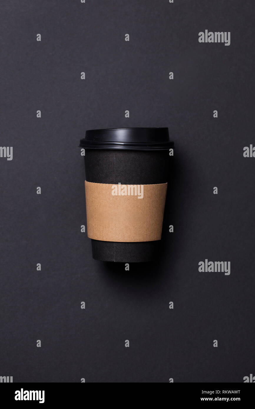 Schwarz Kaffee Tasse mit leeren Brown Label Stockfoto