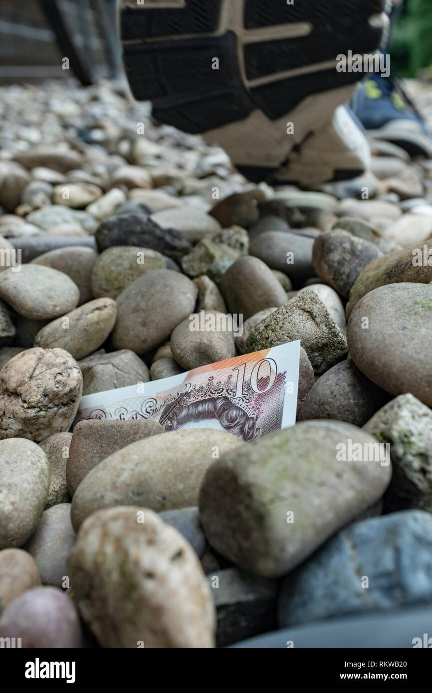 Zehn Pfund Sterling halb begraben. Stockfoto