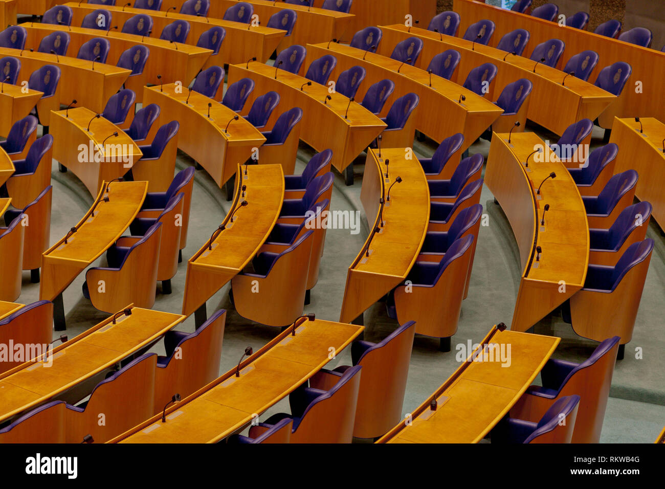 Interior Detail des leeren Plenarsaal des Bundestages in den Niederlanden mit den Stühlen für die Vertreter Stockfoto