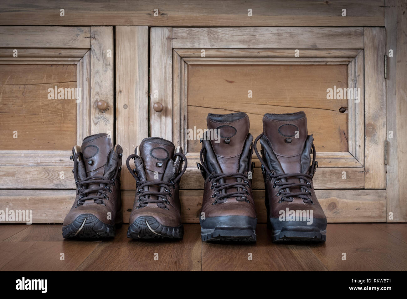 Zwei Paare aus Leder Wanderschuhe auf einem Holzboden. Stockfoto