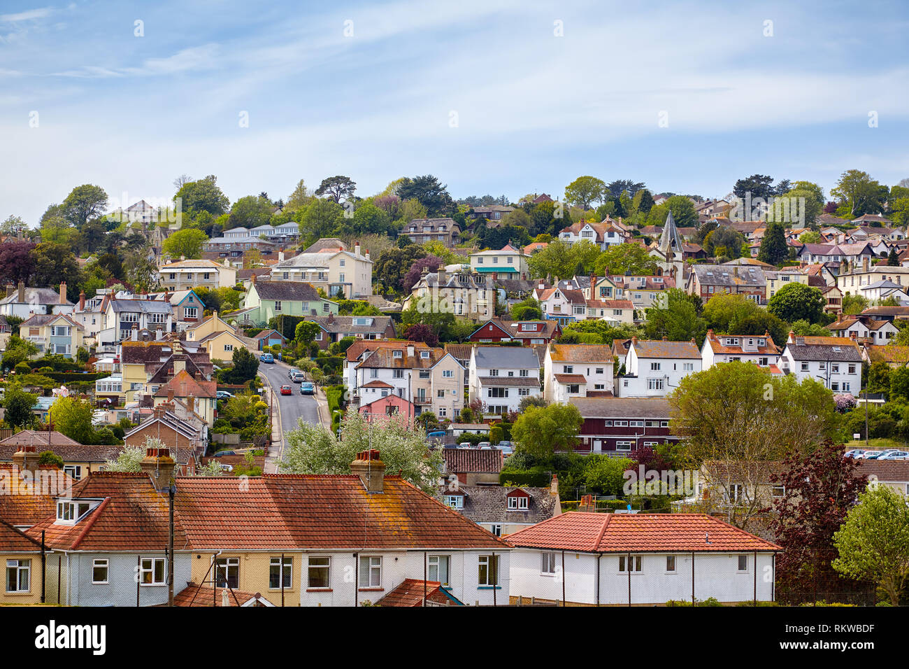 Der Blick auf die Wohnhäuser der kleinen Stadt Lyme Regis am Hang des Hügels. West Dorset. England Stockfoto